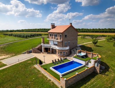 Smještena u srcu Baranje, Villa Stipino idealna je za istraživanje Kopačkog rita, vinskih puteva i lokalne tradicije. Prilagođavamo se vašim potrebama – od obiteljskih okupljanja do luksuznog odmora s potpunom uslugom.