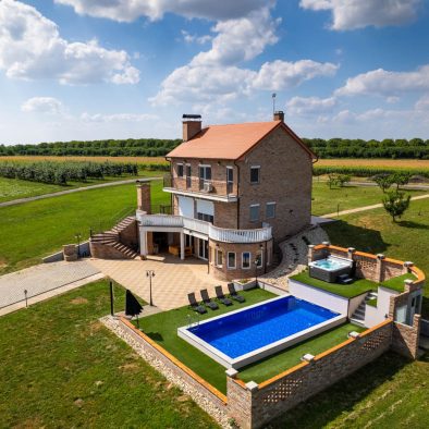 Smještena u srcu Baranje, Villa Stipino idealna je za istraživanje Kopačkog rita, vinskih puteva i lokalne tradicije. Prilagođavamo se vašim potrebama – od obiteljskih okupljanja do luksuznog odmora s potpunom uslugom.